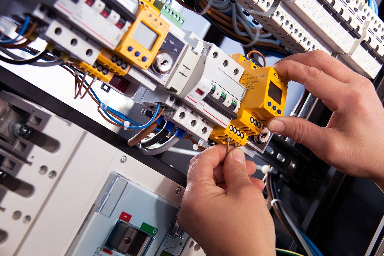 Electrical maintenance service in Dubai, Electrical Maintenance Services, electrical repair, electricity maintenance, Dubai electrical shops